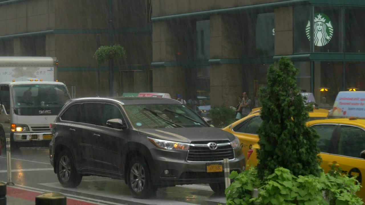 tráfico bajo la lluvia en el lapso de tiempo de nueva york