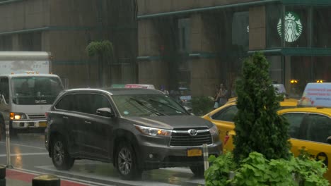 Verkehr-Im-Regen-In-New-York-Zeitraffer