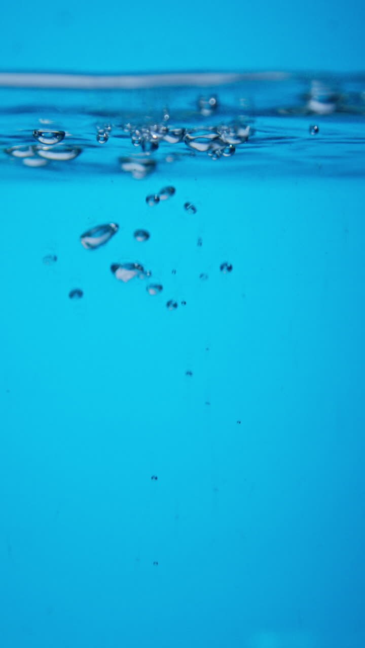 Aufsteigende Blasen im Wasser