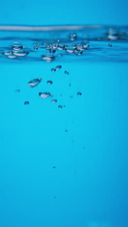 burbujas que se elevan en el agua