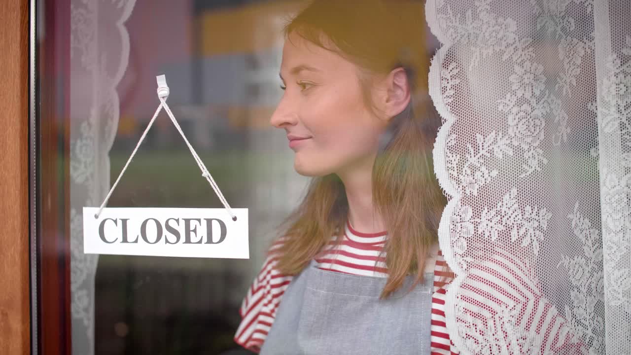 바리스타가 카페에서 일하기 시작합니다.