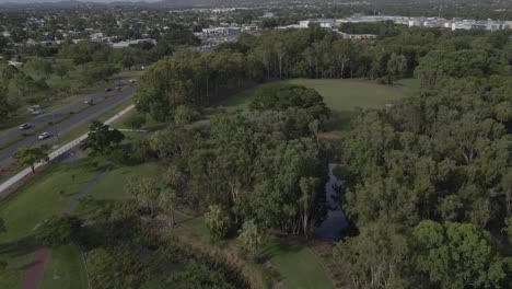 Kershaw-Gardens,-árboles-Verdes,-Arbustos-Y-Moores-Creek-Con-Zona-De-Acampada-Durante-El-Día-En-Park-Avenue,-Queensland,-Australia