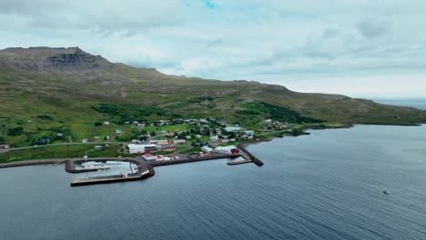 Vista-Aérea-Del-Pueblo-Pesquero-De-Stodvafjordur-Durante-El-Día-Nublado-En-El-Este-De-Islandia