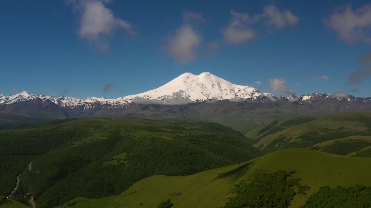 región de elbrus. volando sobre una meseta montañosa. hermoso paisaje de naturaleza. el monte elbrus es visible en el fondo.