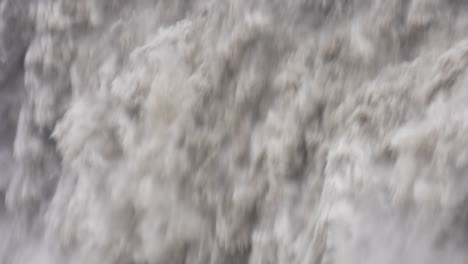 Zeitlupe-Nahaufnahme-Des-Schwimmenden-Mächtigen-Wasserfalls-Dettifoss-In-Island