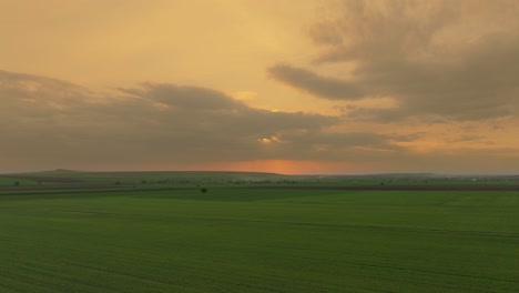 Luftaufnahme-Mit-Sonnenuntergang-Auf-Grünen-Feldern-Im-Hintergrund,-HDR