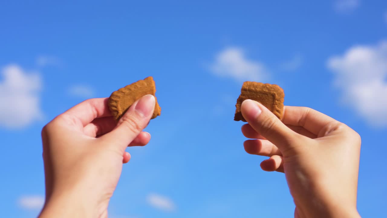 dividir galletas bajo un cielo azul