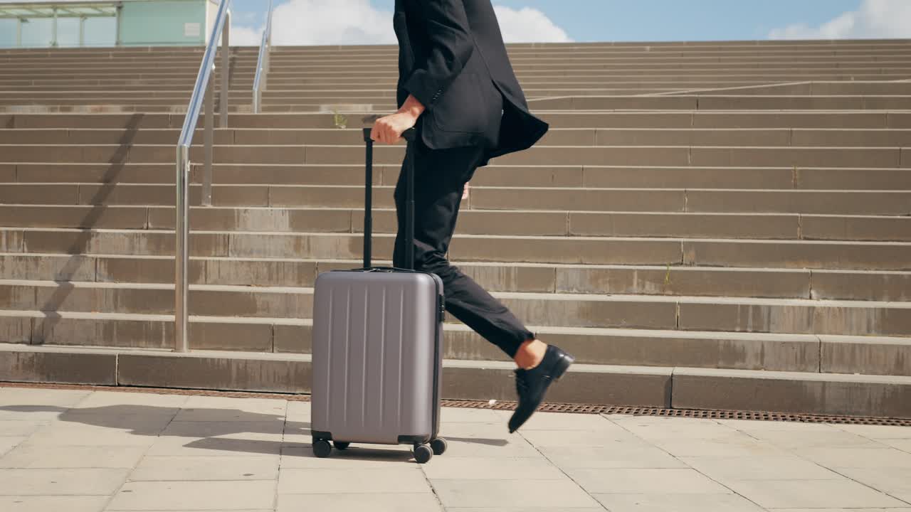 Homme touriste avec bagages en Espagne, un voyageur en costume avec valise dans une rue commerçante se rend à un hôtel, un bureau d'affaires, un terminal d'aéroport, profitant de l'ambiance vibrante