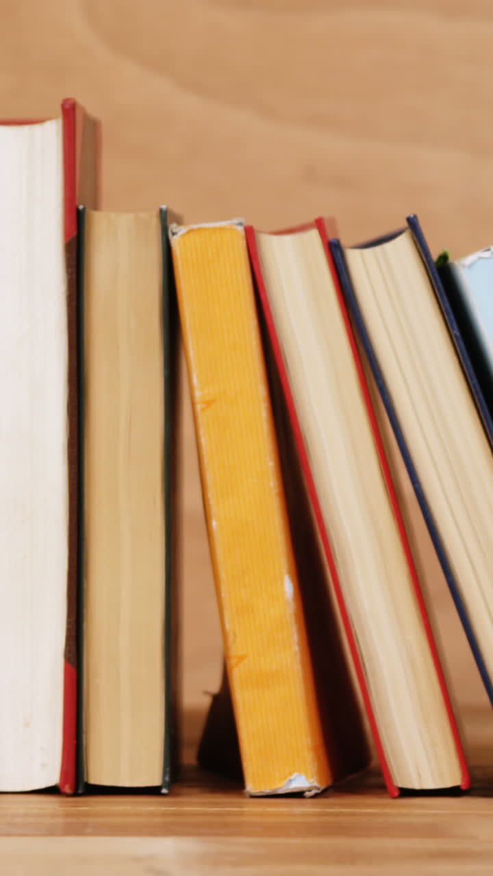 vari libri disposti in fila