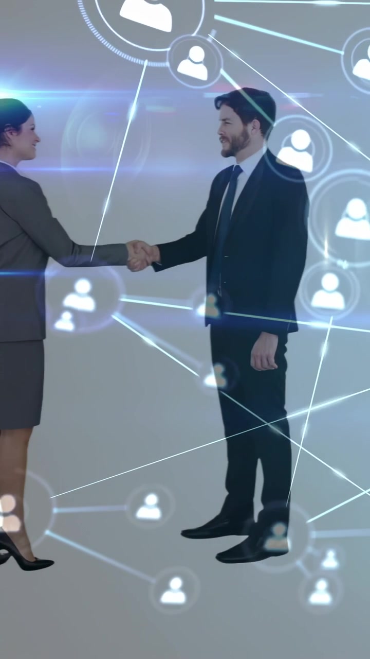 Interfaccia utente di rete che appare e guida un team in abito formale, che conclude un affare con una stretta di mano in studio, con laptop e cartella rossa.