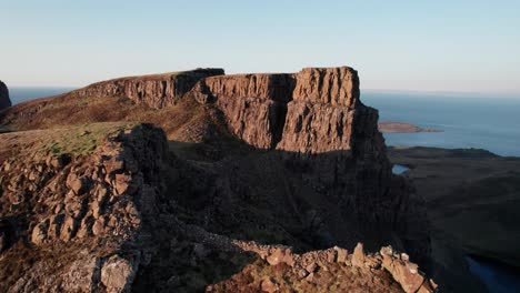 Hohe-Felsen,-Die-Von-Der-Untergehenden-Sonne-In-Quiraing-In-Schottland-Beleuchtet-Werden