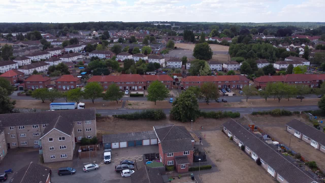 imágenes aéreas hacia urbanizaciones mientras se inclina para centrarse en la carretera con un camión que se mueve hacia la derecha en norfolk, inglaterra