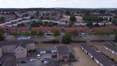 Imágenes-Aéreas-Hacia-Urbanizaciones-Mientras-Se-Inclina-Para-Centrarse-En-La-Carretera-Con-Un-Camión-Que-Se-Mueve-Hacia-La-Derecha-En-Norfolk,-Inglaterra