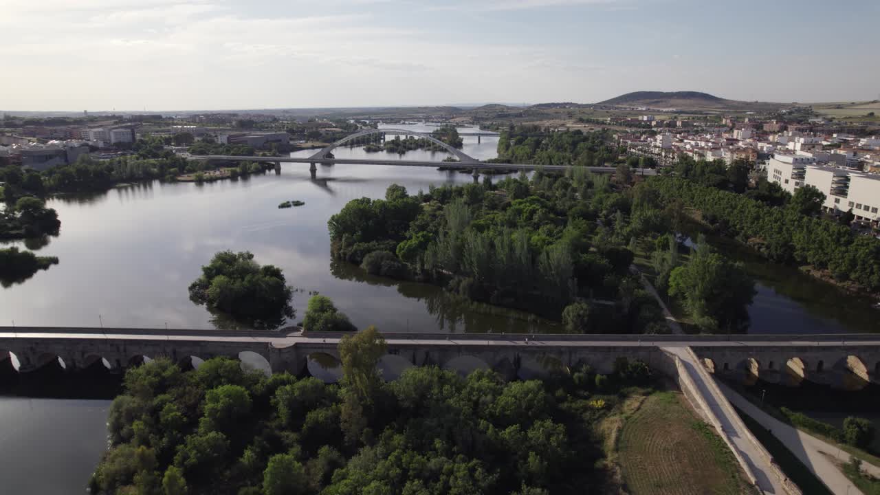 vista tranquila del puente romano y el puente de lusitania, toma aérea amplia