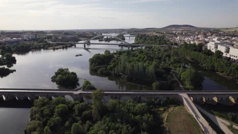 Ruhiger-Blick-Auf-Puente-Romano-Und-Die-Lusitania-Brücke,-Weitwinkelaufnahme-Aus-Der-Luft