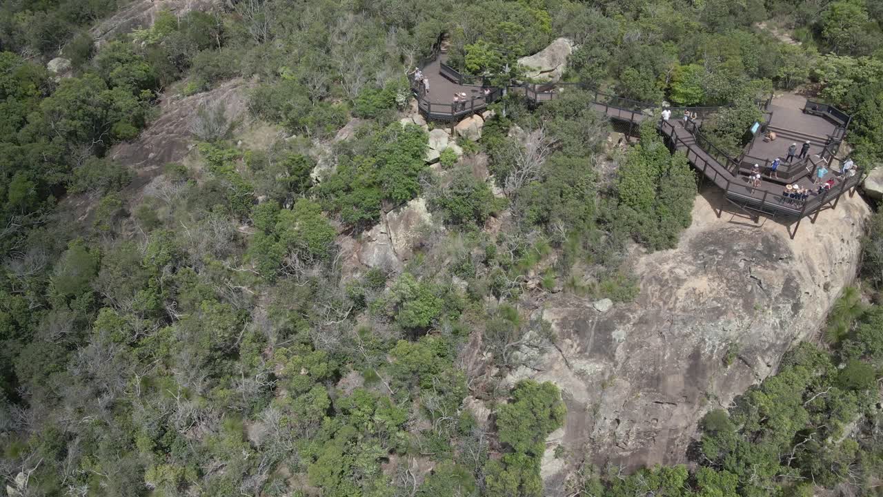 gente en el mirador panorámico con vistas a la entrada de la colina y la playa de whitehaven en la isla de whitsunday en un día soleado de verano