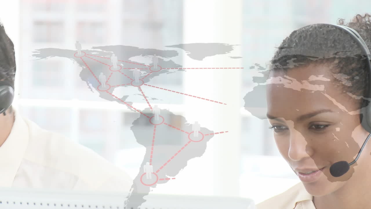 animación del mapa del mundo con iconos sobre una mujer de negocios con auriculares de teléfono