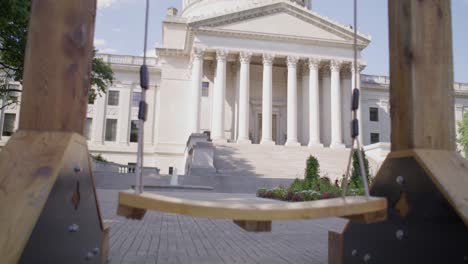 casi el cielo columpio de madera frente al edificio del capitolio del estado de virginia occidental en charleston virginia occidental con video inclinándose hacia arriba