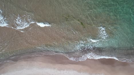 Vista-De-Dron-De-Las-Olas-Del-Mar