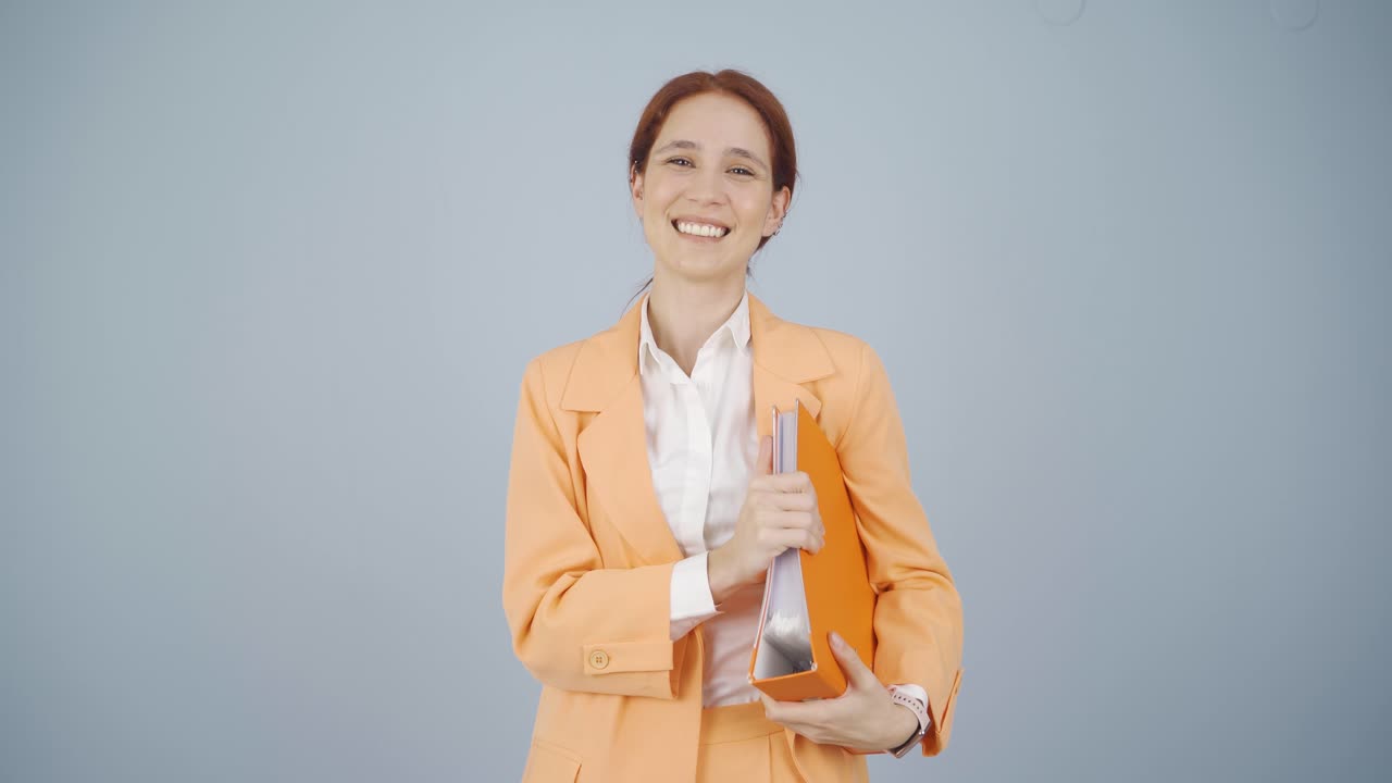 비즈니스 여자가 파일을 긍정적으로 닫습니다. 기 ⁇ 니다.