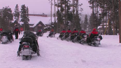 Eine-Schneemobiltour-Bereitet-Sich-Darauf-Vor,-Den-Yellowstone-Nationalpark-Zu-Verlassen