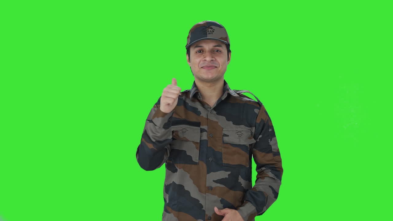 feliz hombre del ejército indio mostrando los pulgares hacia arriba pantalla verde