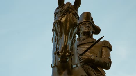 vista de lapso de tiempo de la estatua de george washington en boston