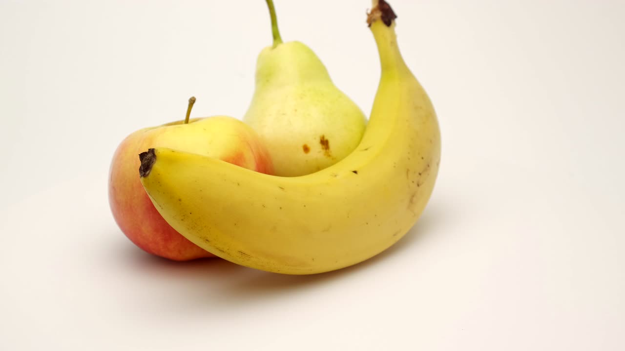 manzana roja pera amarilla y plátano 4k 3840 x 2160 bucle giratorio capaz de rotación de 360 grados