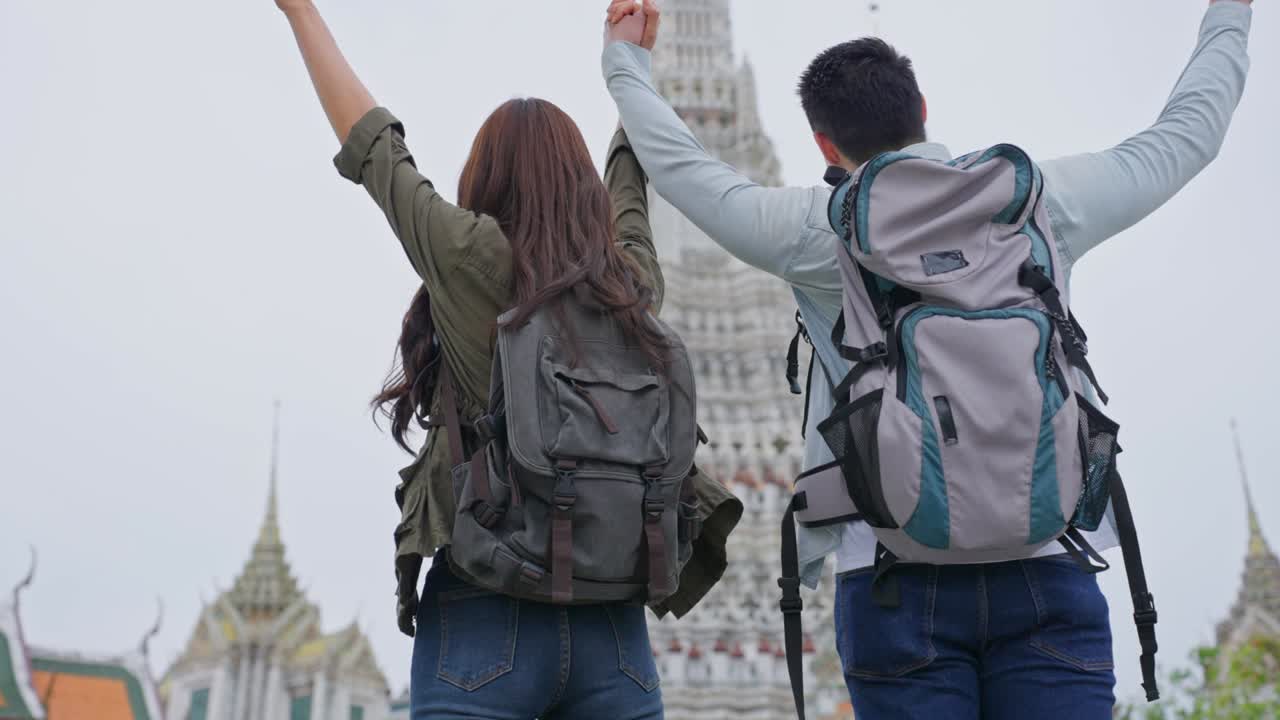 pareja romántica atractiva asiática viaja en la ciudad para un viaje de luna de miel. joven matrimonio nuevo hombre y mujer mochilero turista se sienten alegres y emocionados, disfrutar de pasar tiempo en vacaciones vacaciones juntos