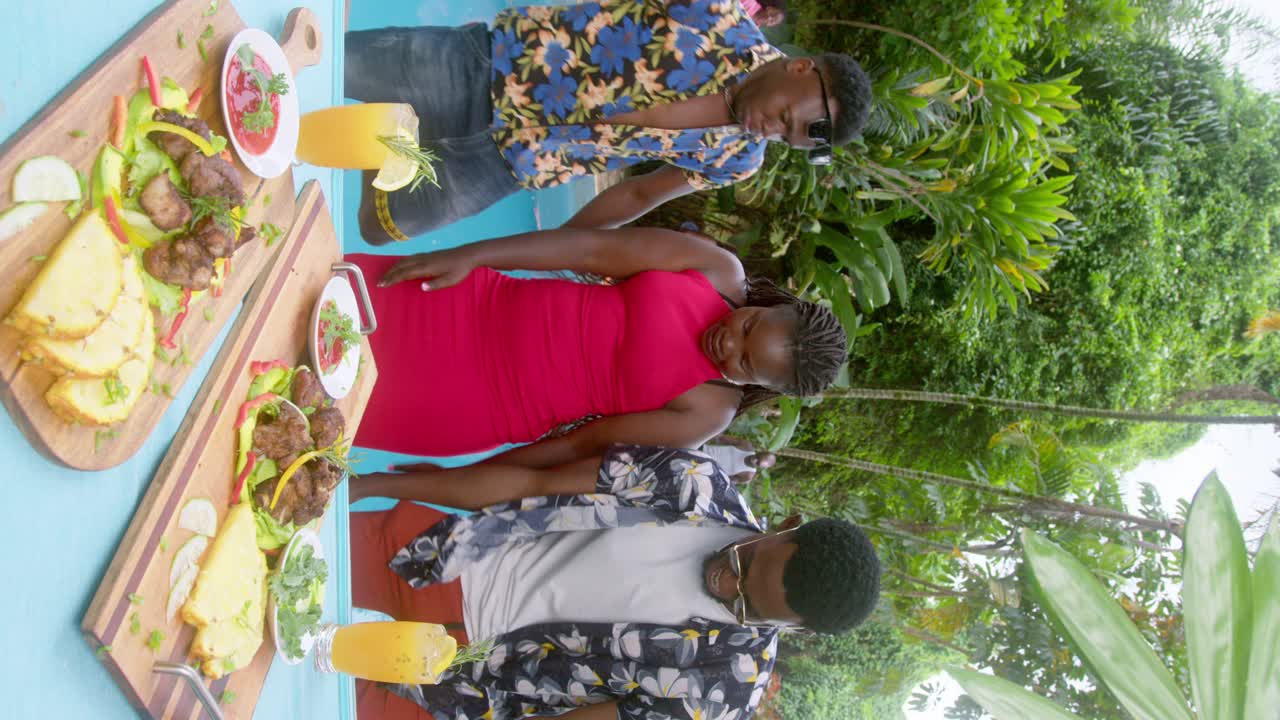 남아프리카 공화국 의 수영장 파티 에서 춤을 추는 친구 들 - 수직 촬영