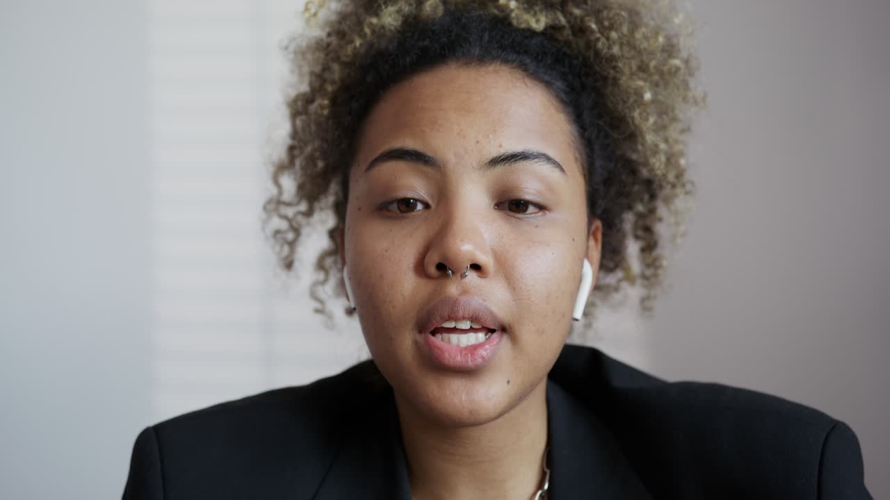 mujer en videoconferencia