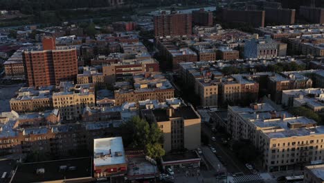 camiones aéreos disparó a través del barrio de inwood del alto manhattan en la hora dorada