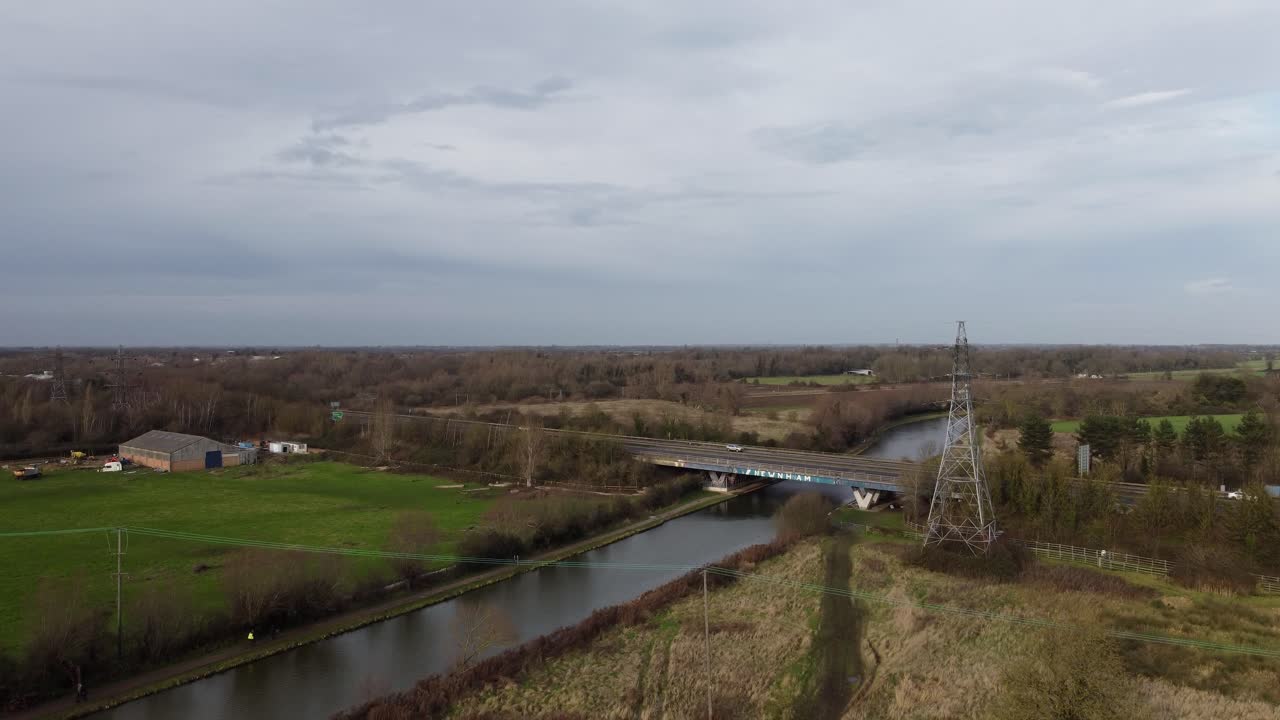 puente de carretera con graffiti sobre el río cam cambridgeshire reino unido imágenes aéreas de drones
