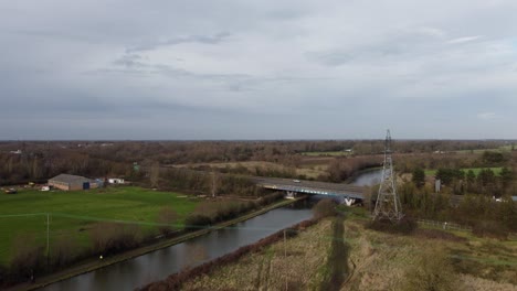 puente de carretera con graffiti sobre el río cam cambridgeshire reino unido imágenes aéreas de drones