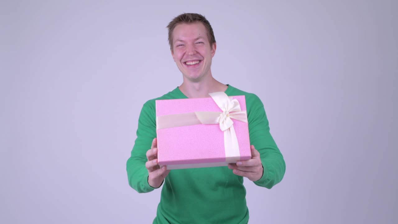 발렌타인 데이를 위해 준비된 젊은 잘생긴 남자