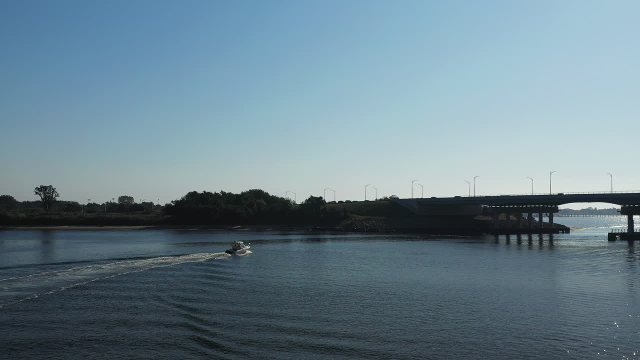 느린 극적인 무인 항공기 이륙 - 뉴욕 브루클린의 쉘 뱅크 크릭에서 작은 보트 위로 비행