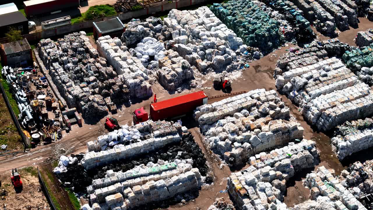 Vista panoramica con drone di un impianto di gestione dei rifiuti con materiali imballati