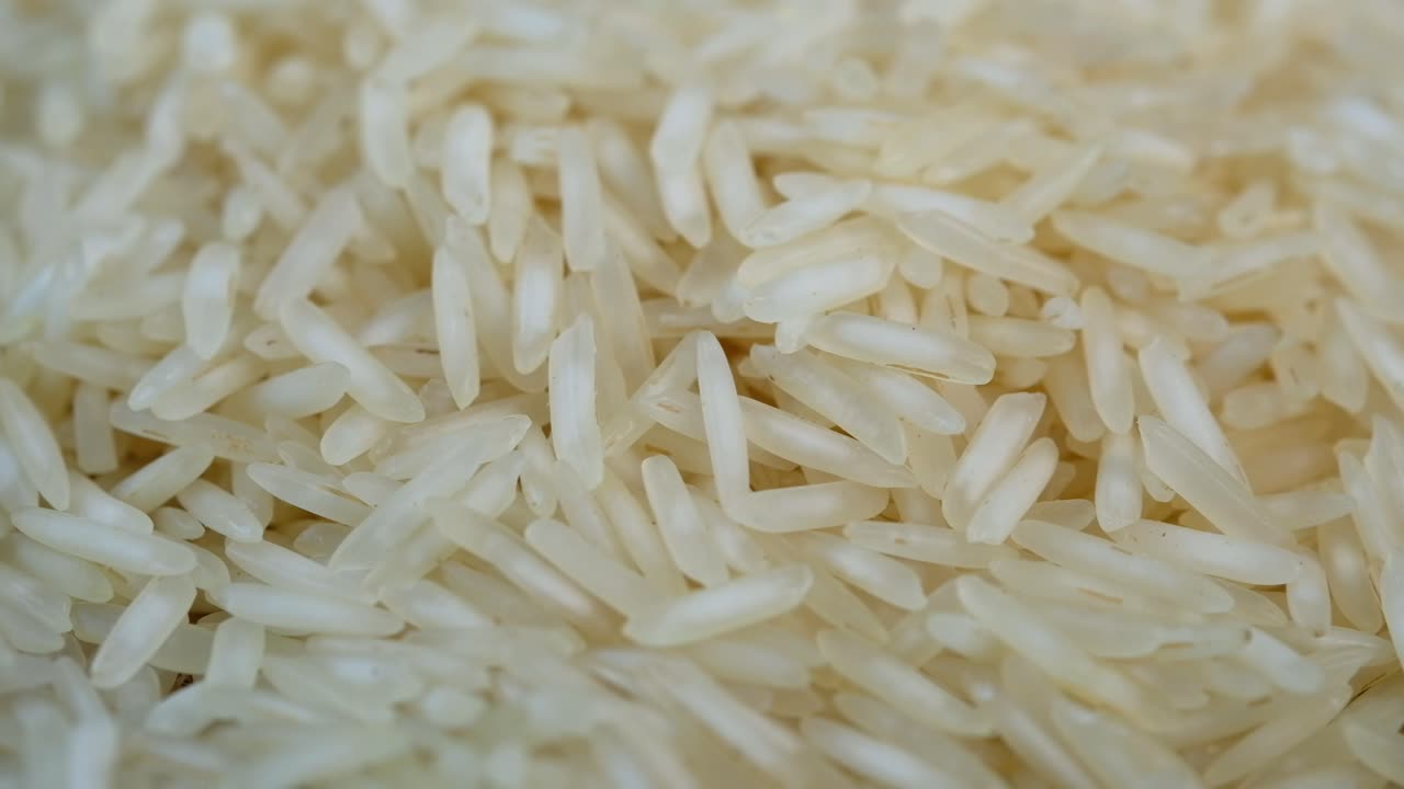 primer plano de arroz blanco sin cocinar