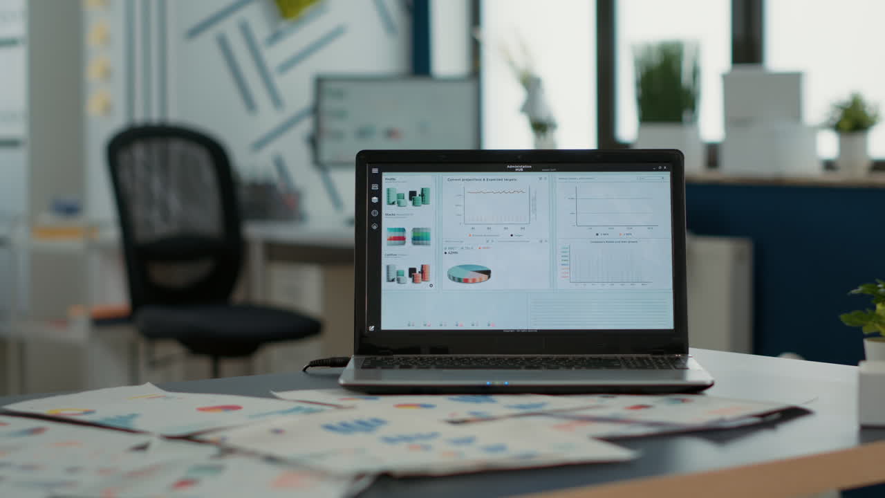 primer plano de la pantalla del portátil con la planificación de recursos de la empresa que muestra gráficos móviles y una facturación creciente