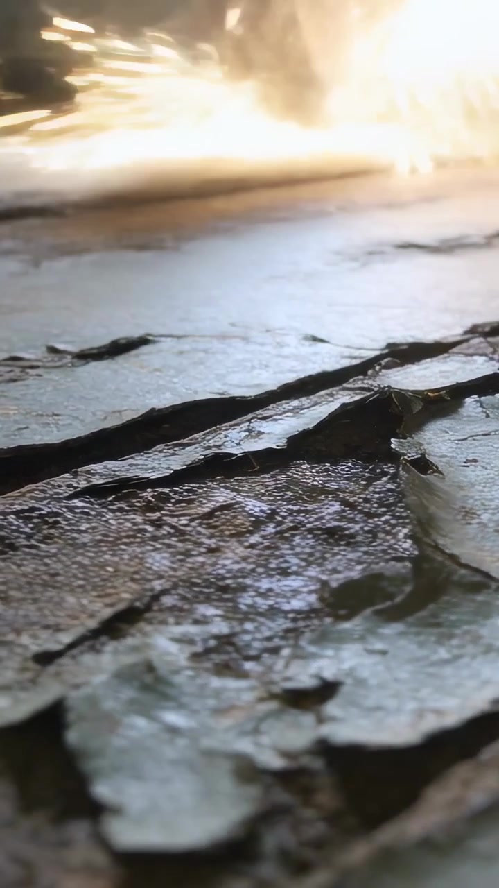 Vertikal video: Skiftende kamerafokus viser afskallende malet overflade i slidt rum, gnister blinker.