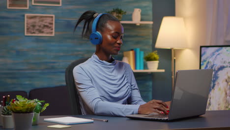 Mujer-Diseñadora-Negra-Sonriente-Con-Auriculares-Escuchando-Música