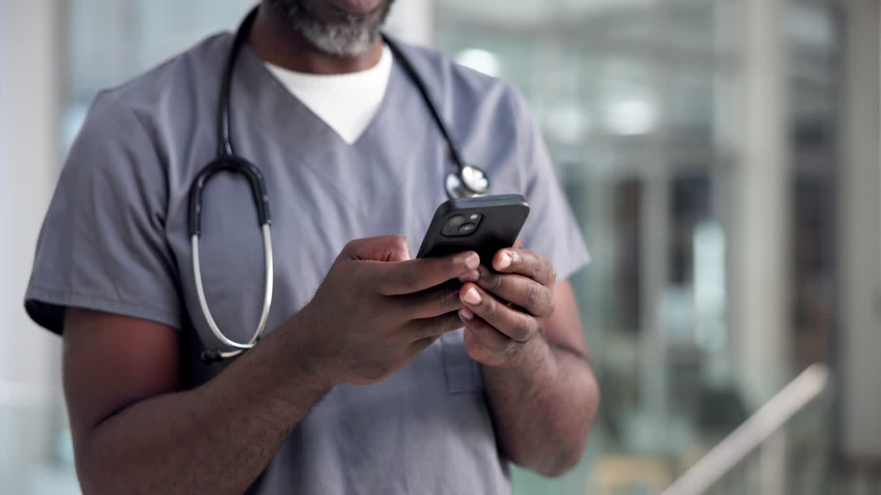 Médico usando el teléfono