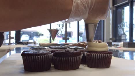 Un-Chef-Preparando-Cupcakes-En-Una-Panadería-Durante-El-Día