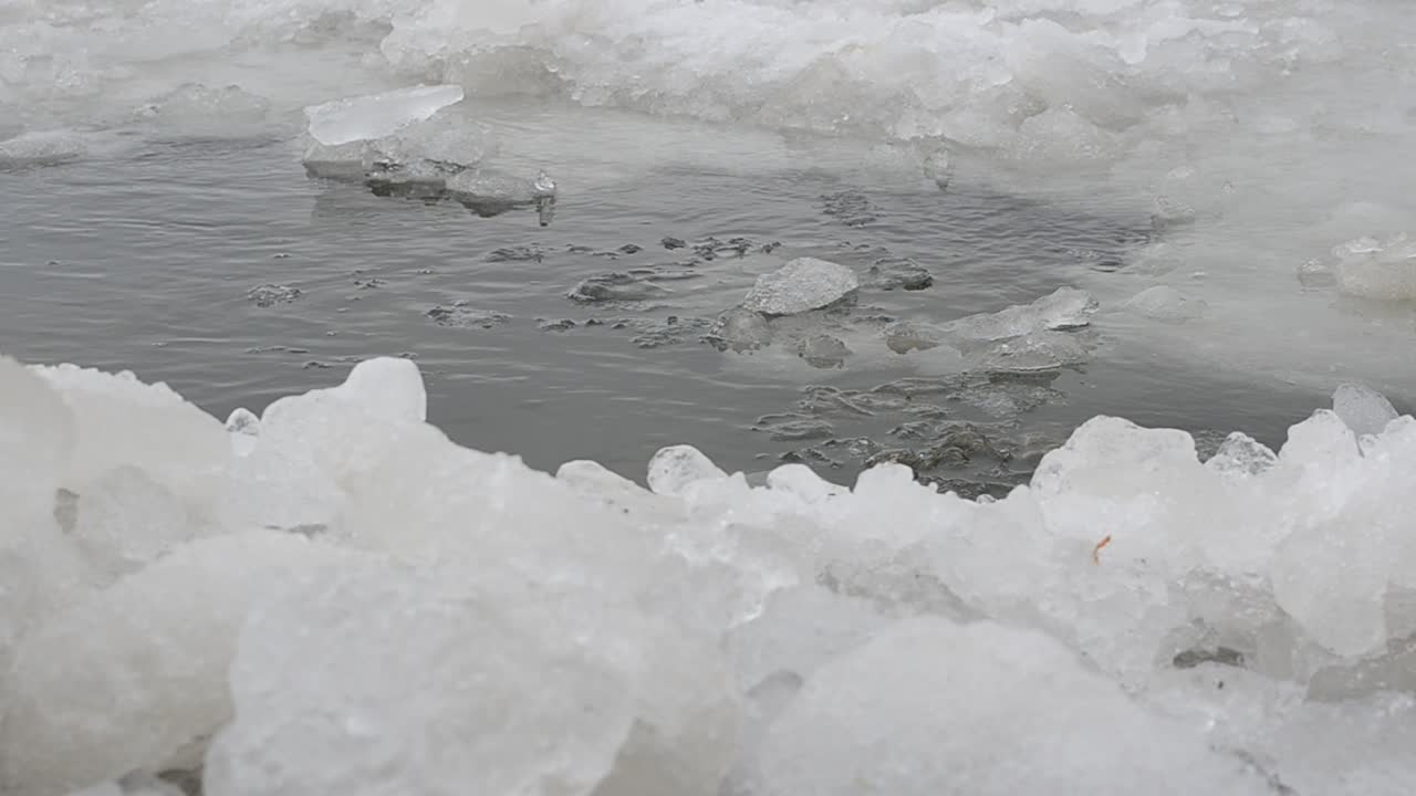Buca nel ghiaccio nel mare. Ghiaccio e acqua.