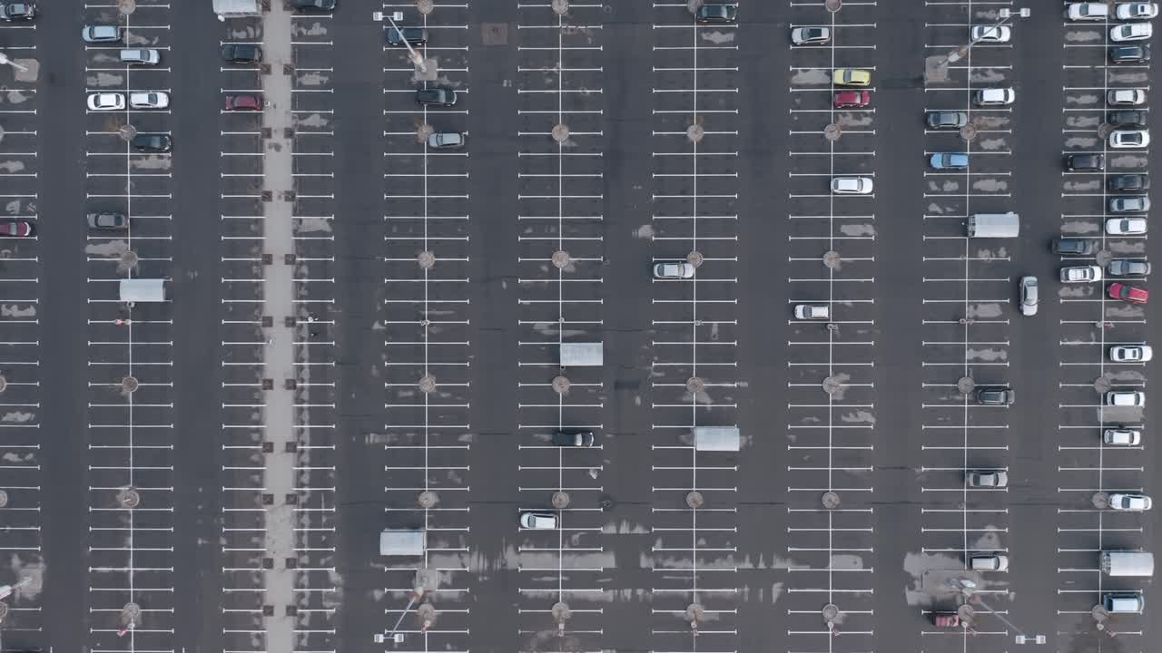 항공: 거의 빈 주차 공간 위를 매우 높은 비행