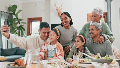 Glücklich,-Selfie-Und-Essen-Mit-Großer-Familie-Am-Tisch