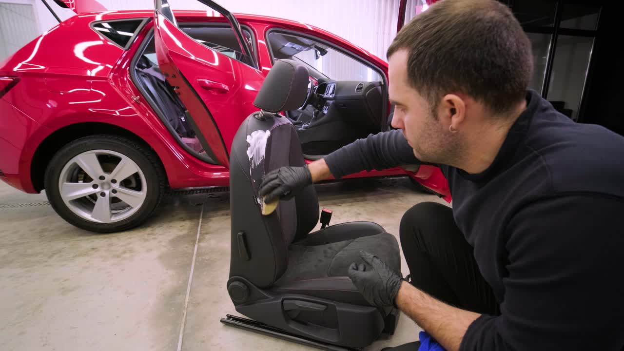limpieza profesional de automóviles. lavado de sars. detalles interiores. limpieza en seco y detalles del interior de un automóvil. limpeza profunda de asientos. limpeza de espuma en el lavado de automóviles; limpieza del panel del automóvil del polvo. una aspiradora
