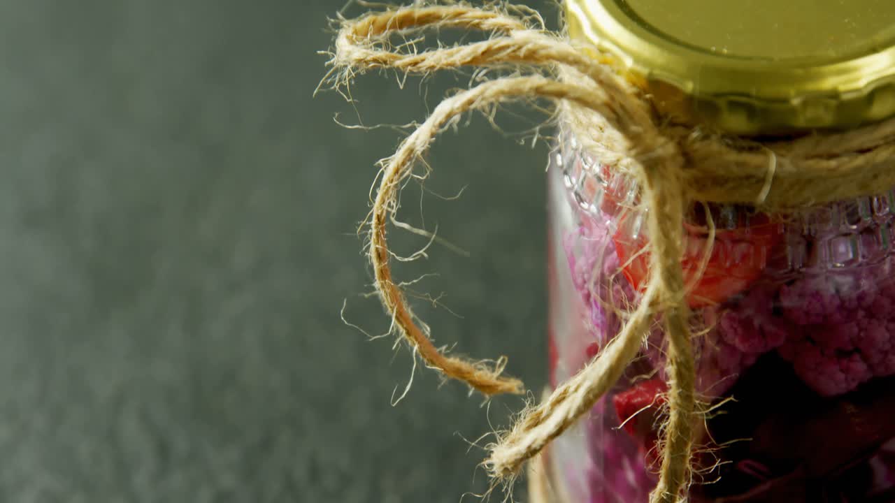 항아리에 보관된 채소 4k