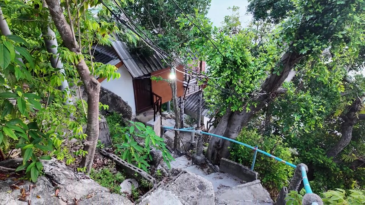 Những bậc thang dẫn xuống các biệt thự dọc Vịnh Cá Mập trên Đảo Koh Tao ở Thái Lan. Cảnh quay lia xuống
