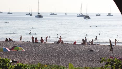 personas disfrutando de un día soleado en la playa